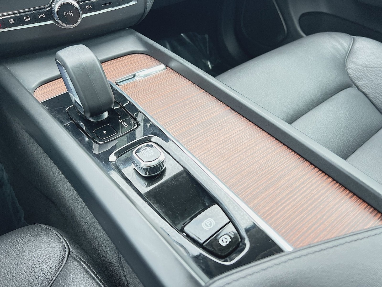 2023 Volvo XC60 B5 Plus Dark Theme