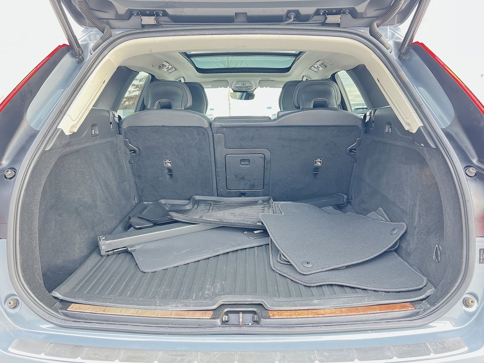 2023 Volvo XC60 B5 Plus Dark Theme