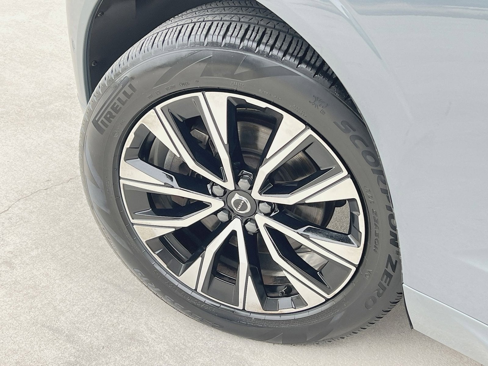 2023 Volvo XC60 B5 Plus Dark Theme