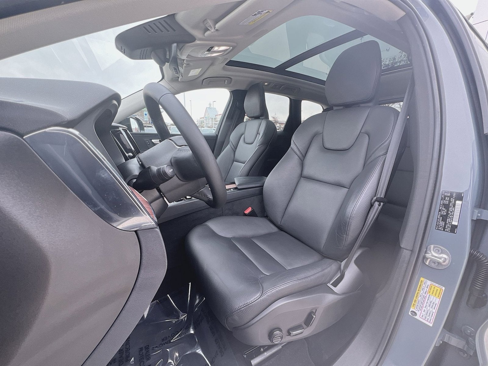 2023 Volvo XC60 B5 Plus Dark Theme