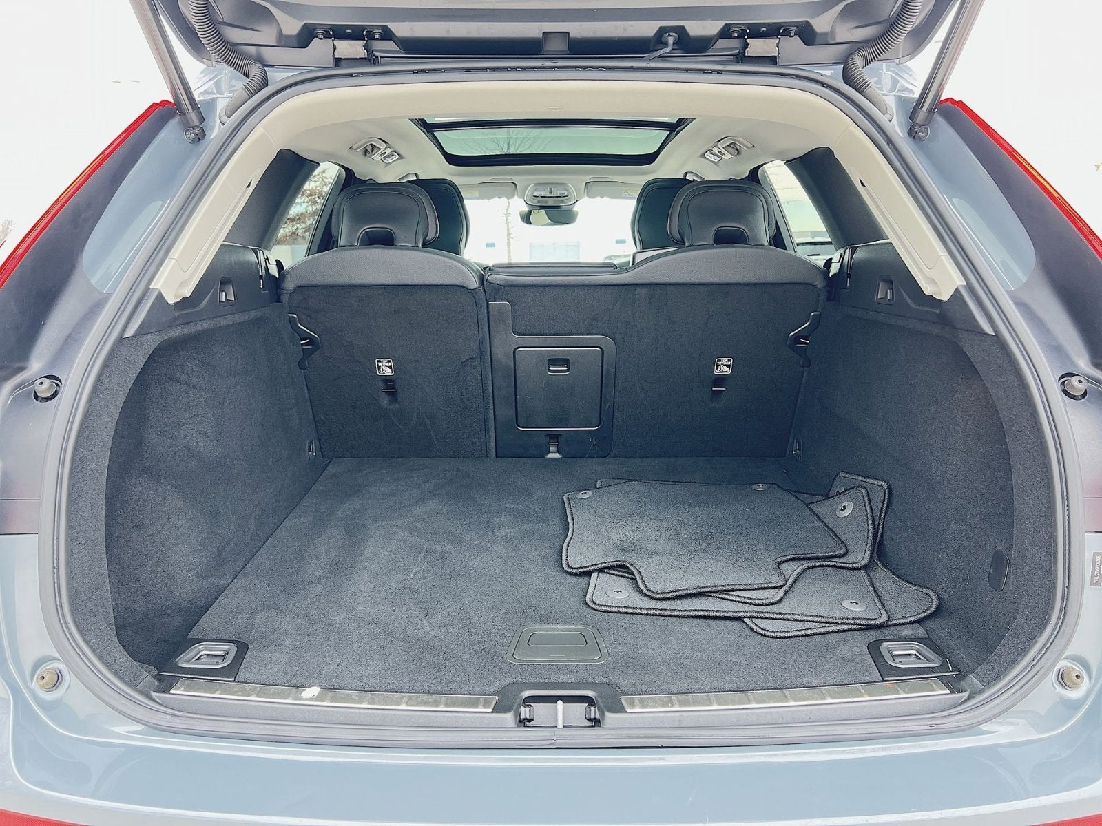 2023 Volvo XC60 B5 Plus Dark Theme