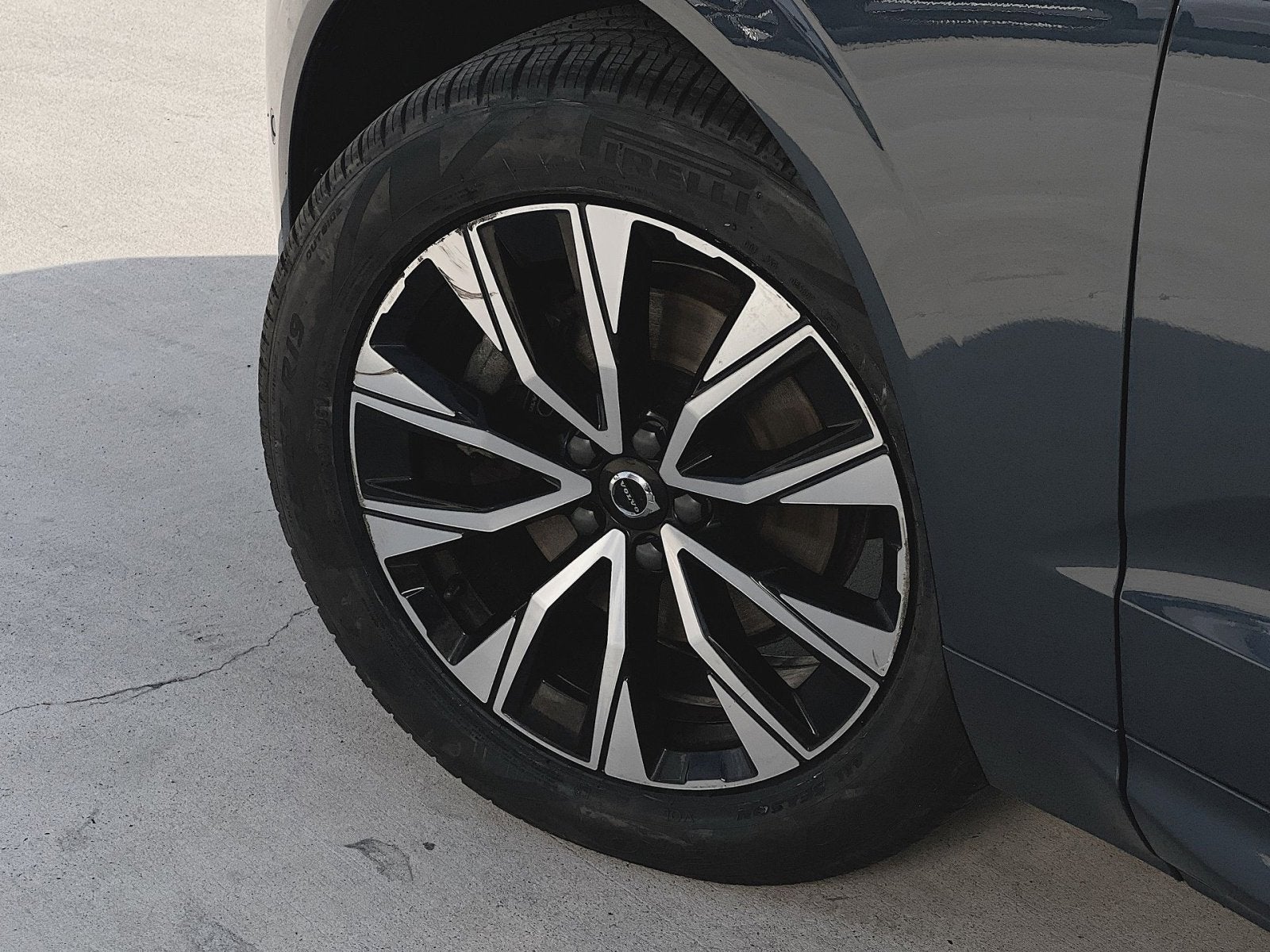 2023 Volvo XC60 B5 Plus Dark Theme