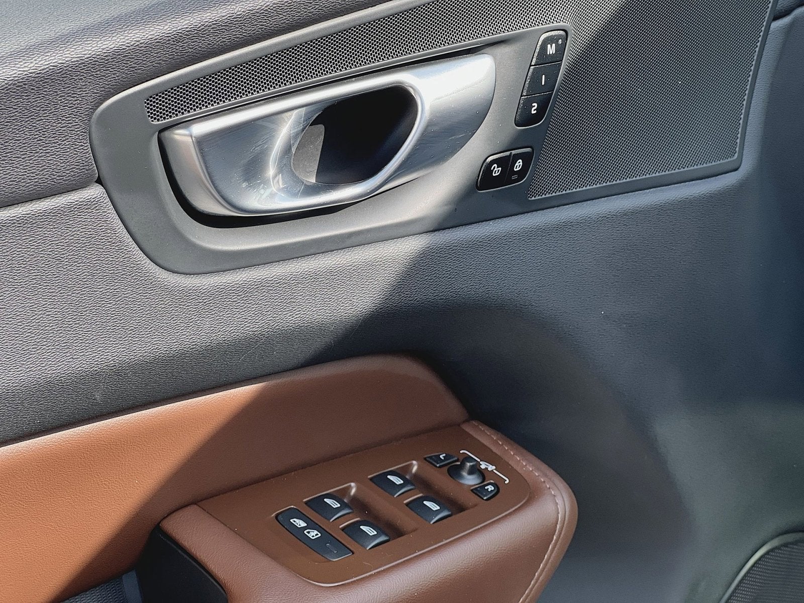 2023 Volvo XC60 B5 Plus Dark Theme