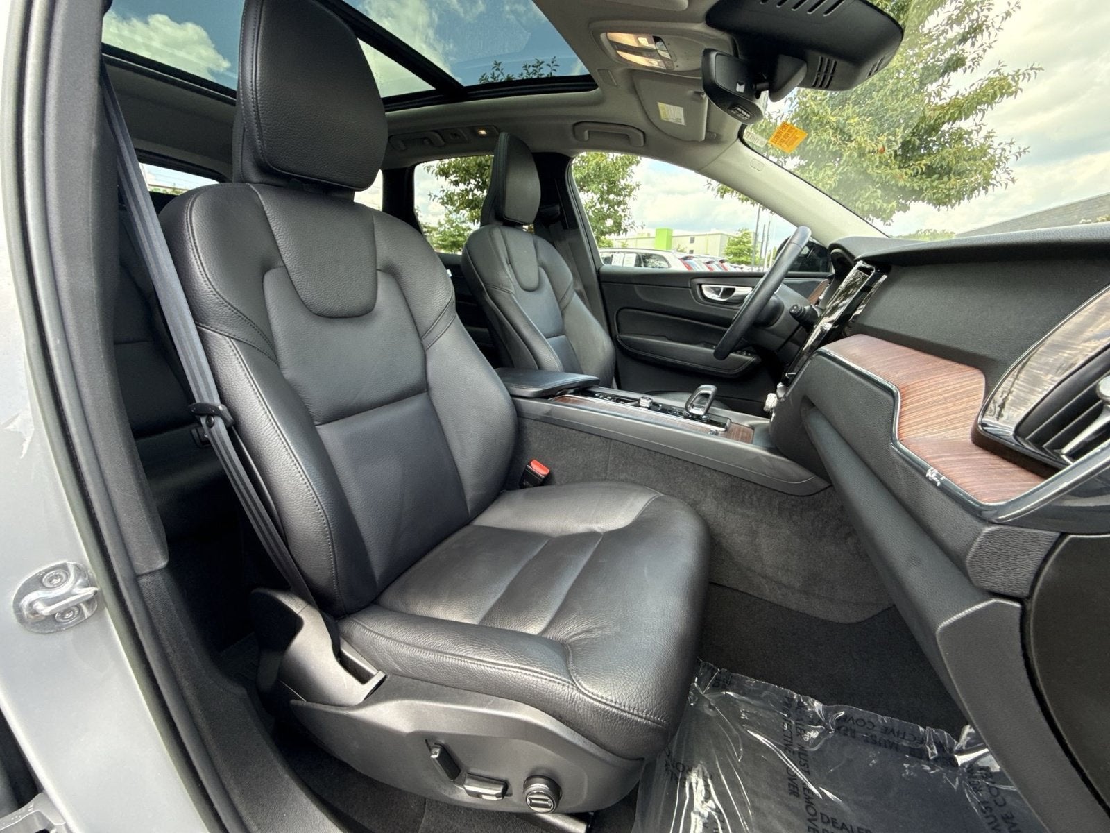 2023 Volvo XC60 B5 Plus Dark Theme