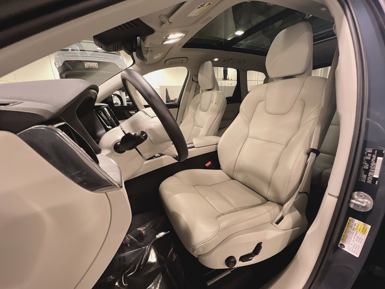 2023 Volvo XC60 B5 Plus Dark Theme