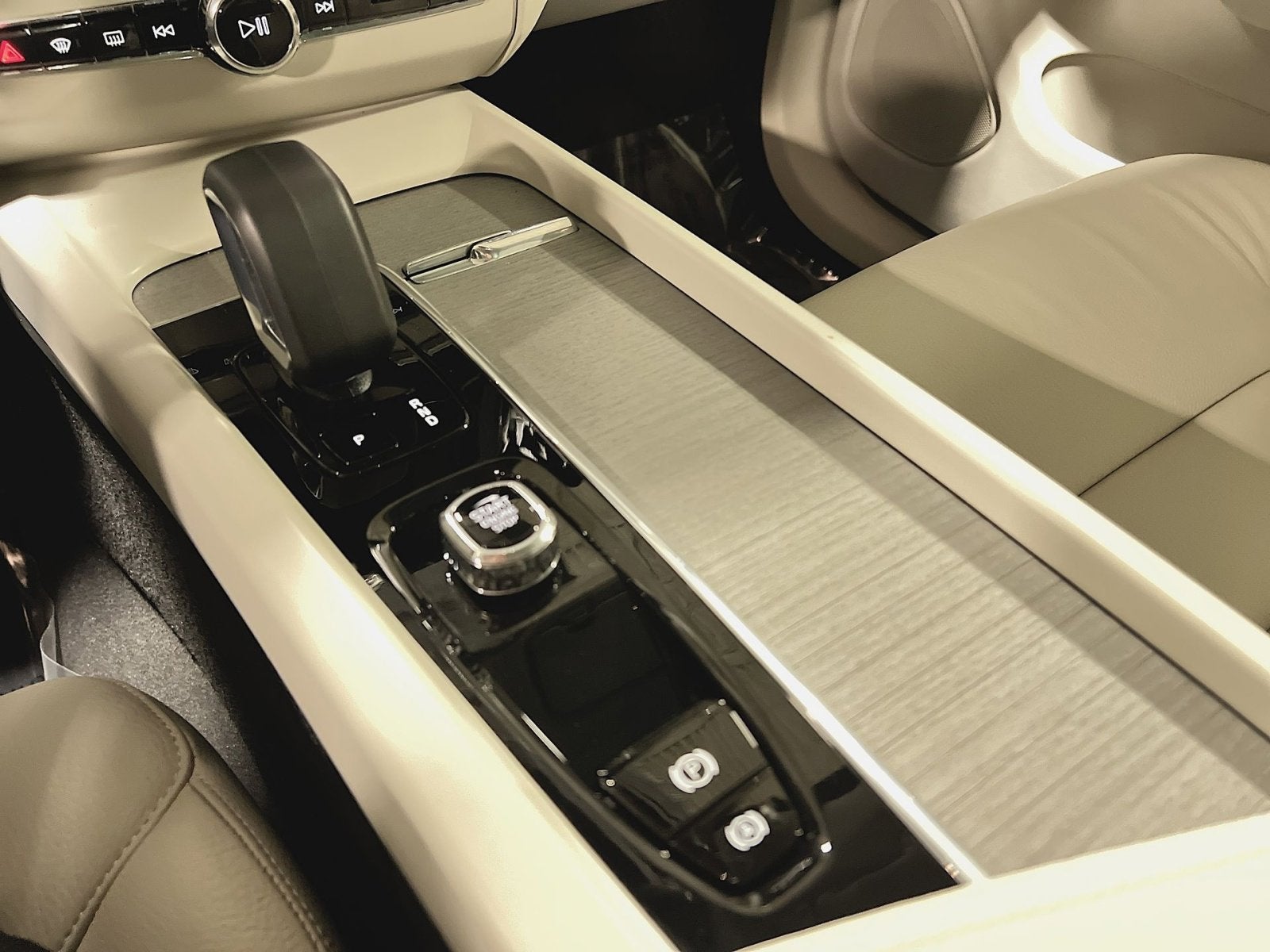 2023 Volvo XC60 B5 Plus Dark Theme