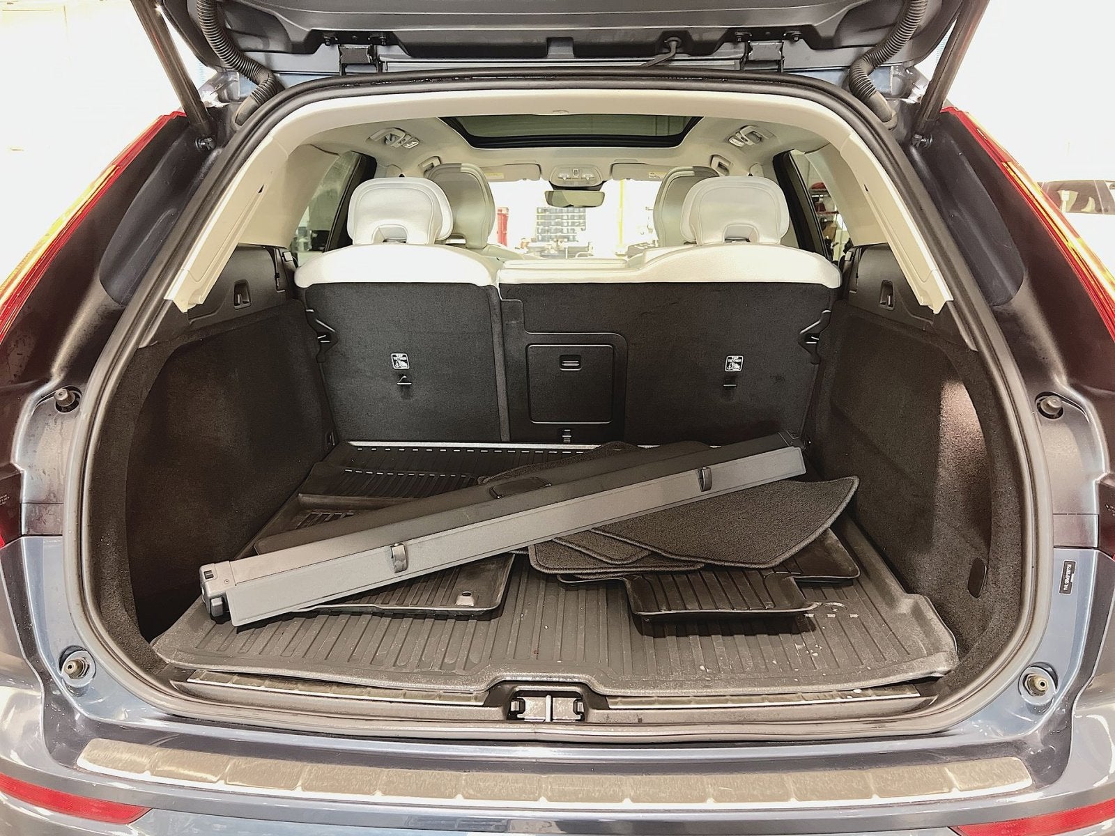 2023 Volvo XC60 B5 Plus Dark Theme