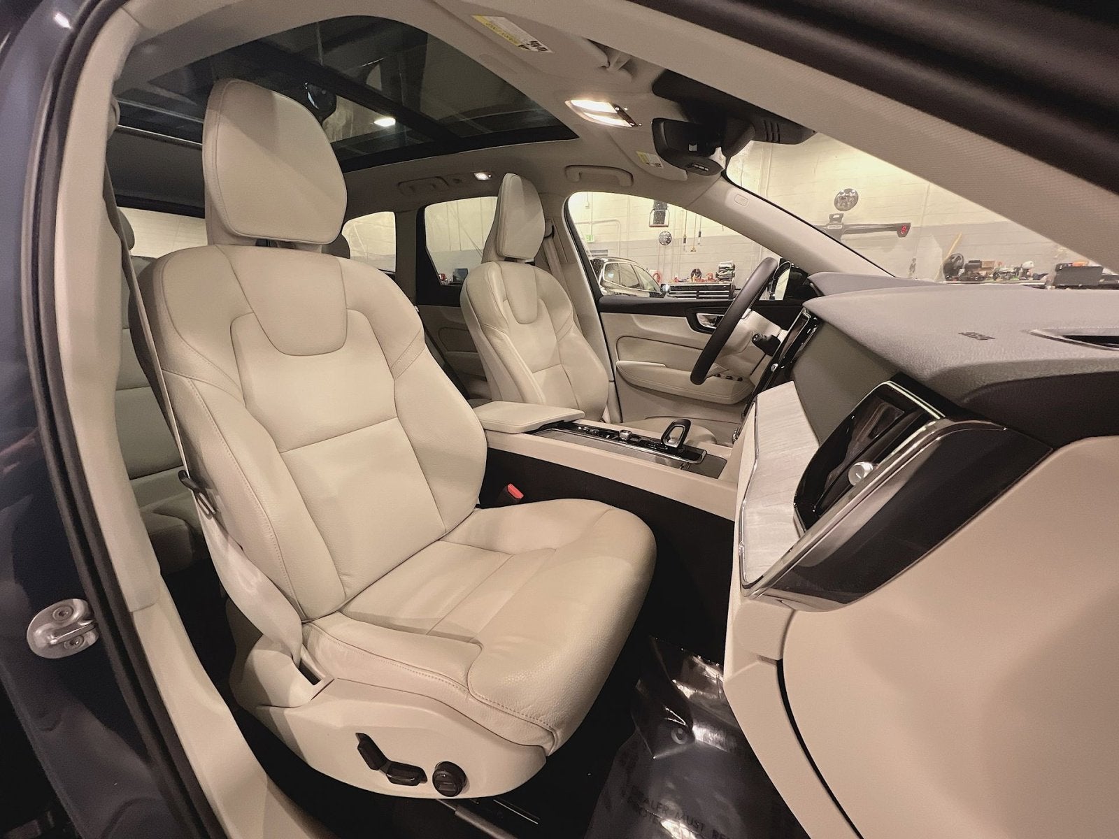 2023 Volvo XC60 B5 Plus Dark Theme