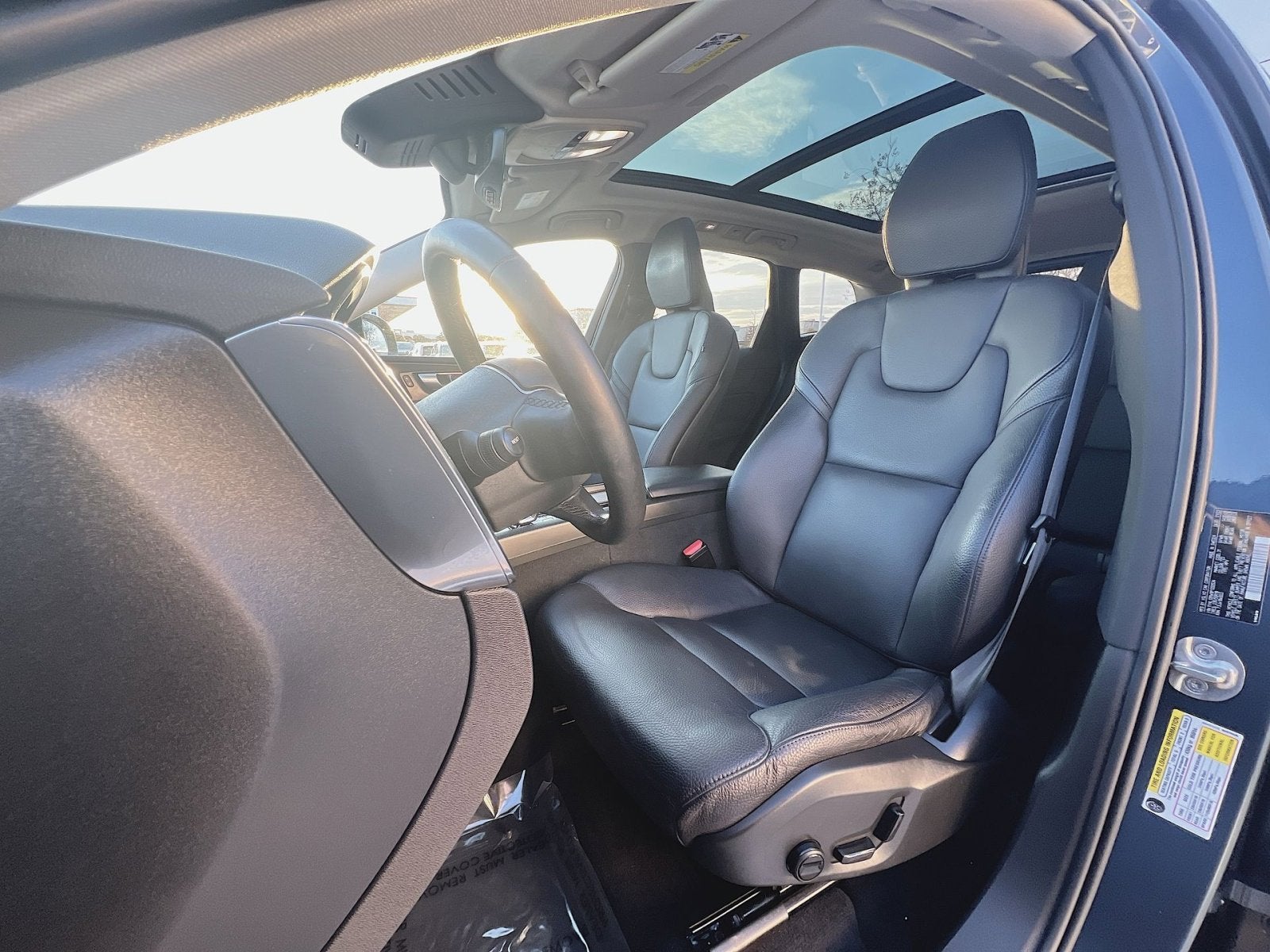 2023 Volvo XC60 B5 Plus Dark Theme