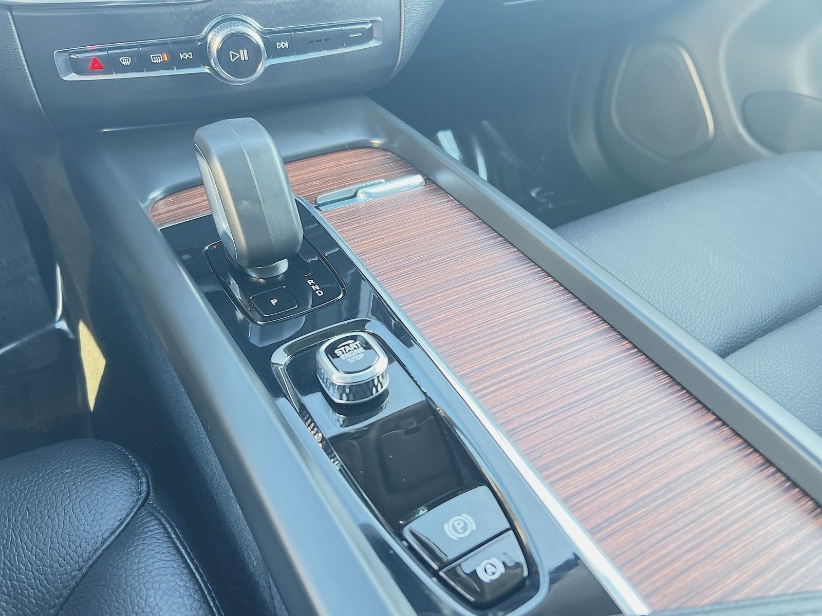 2023 Volvo XC60 B5 Plus Dark Theme