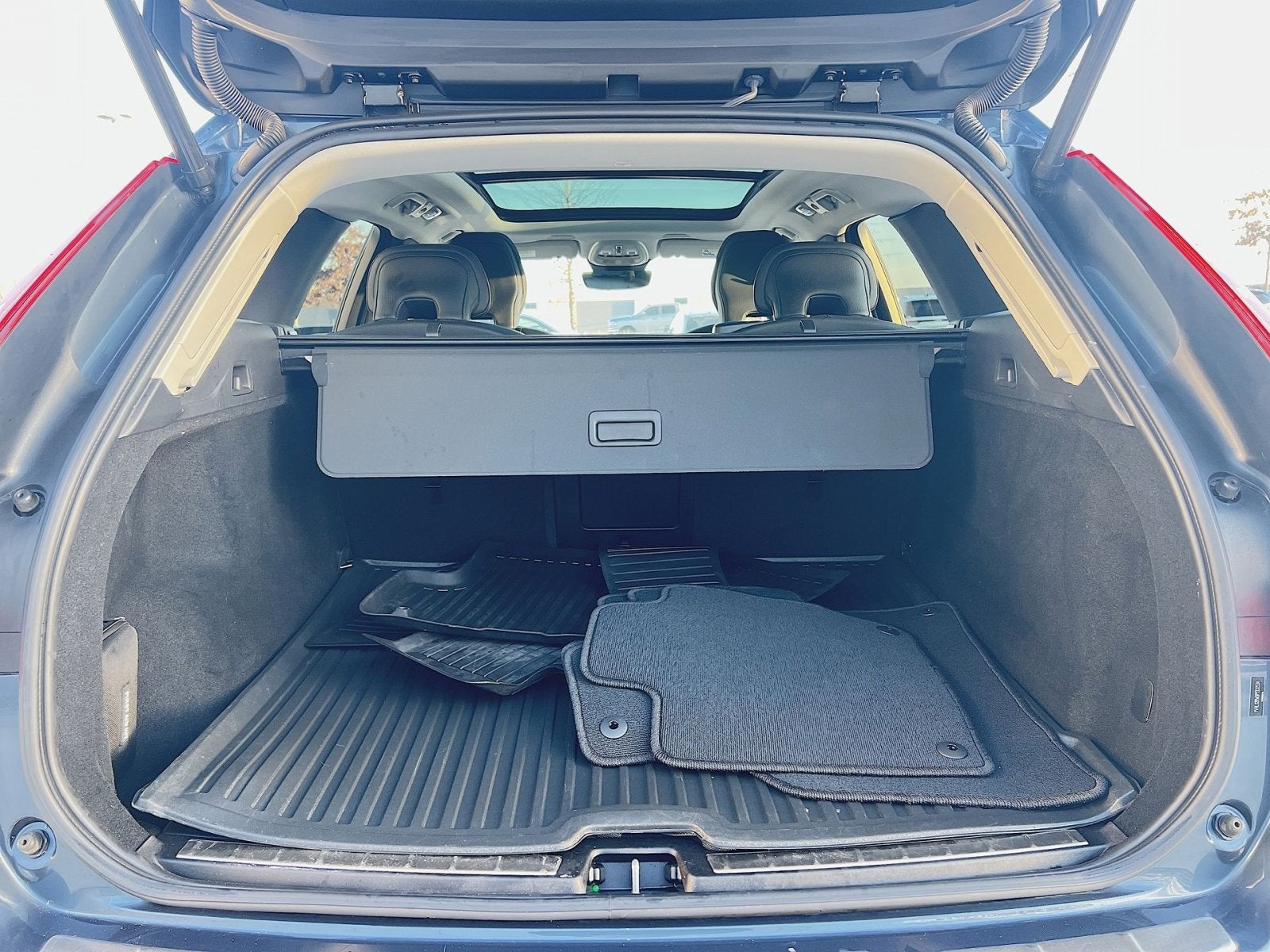 2023 Volvo XC60 B5 Plus Dark Theme