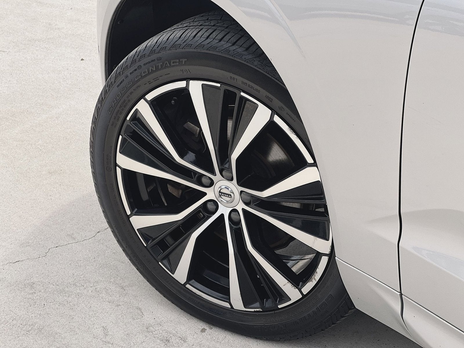 2023 Volvo XC60 B5 Plus Dark Theme