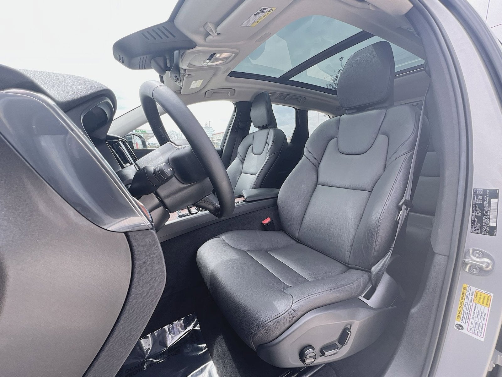 2023 Volvo XC60 B5 Plus Dark Theme