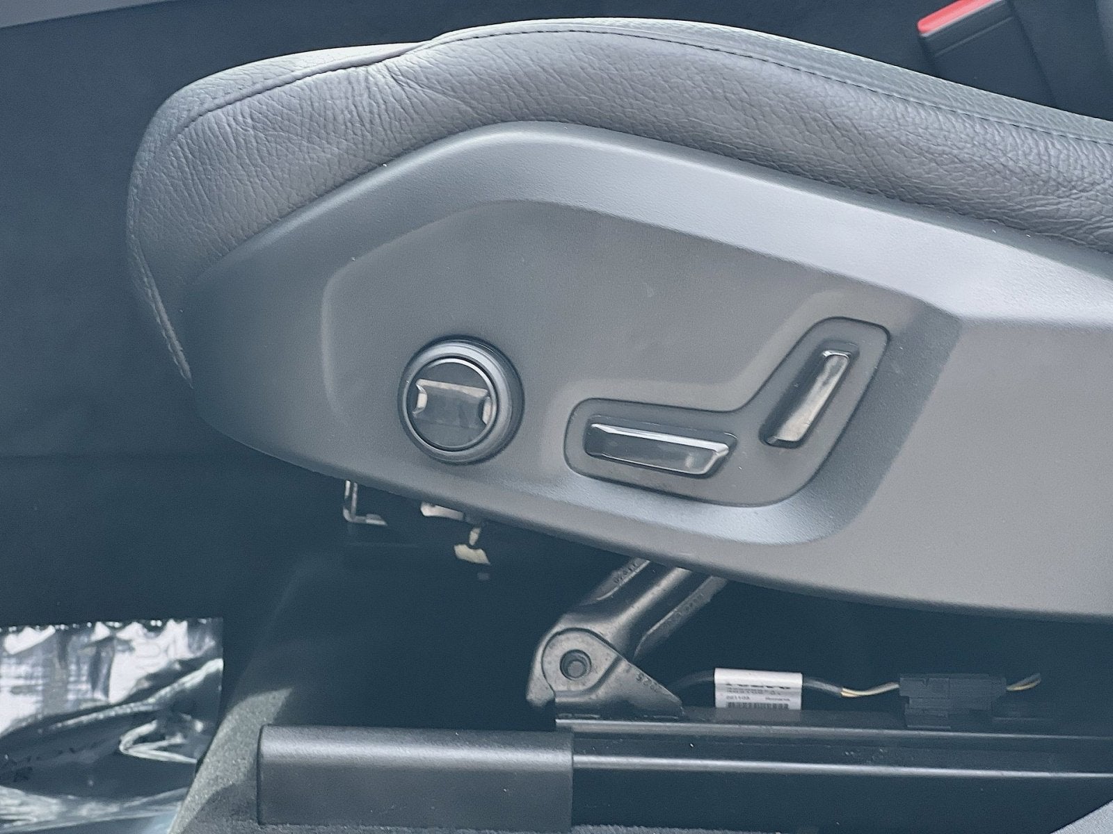 2023 Volvo XC60 B5 Plus Dark Theme