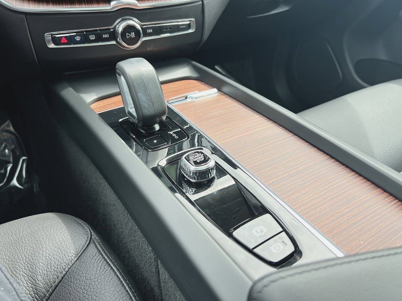 2023 Volvo XC60 B5 Plus Dark Theme