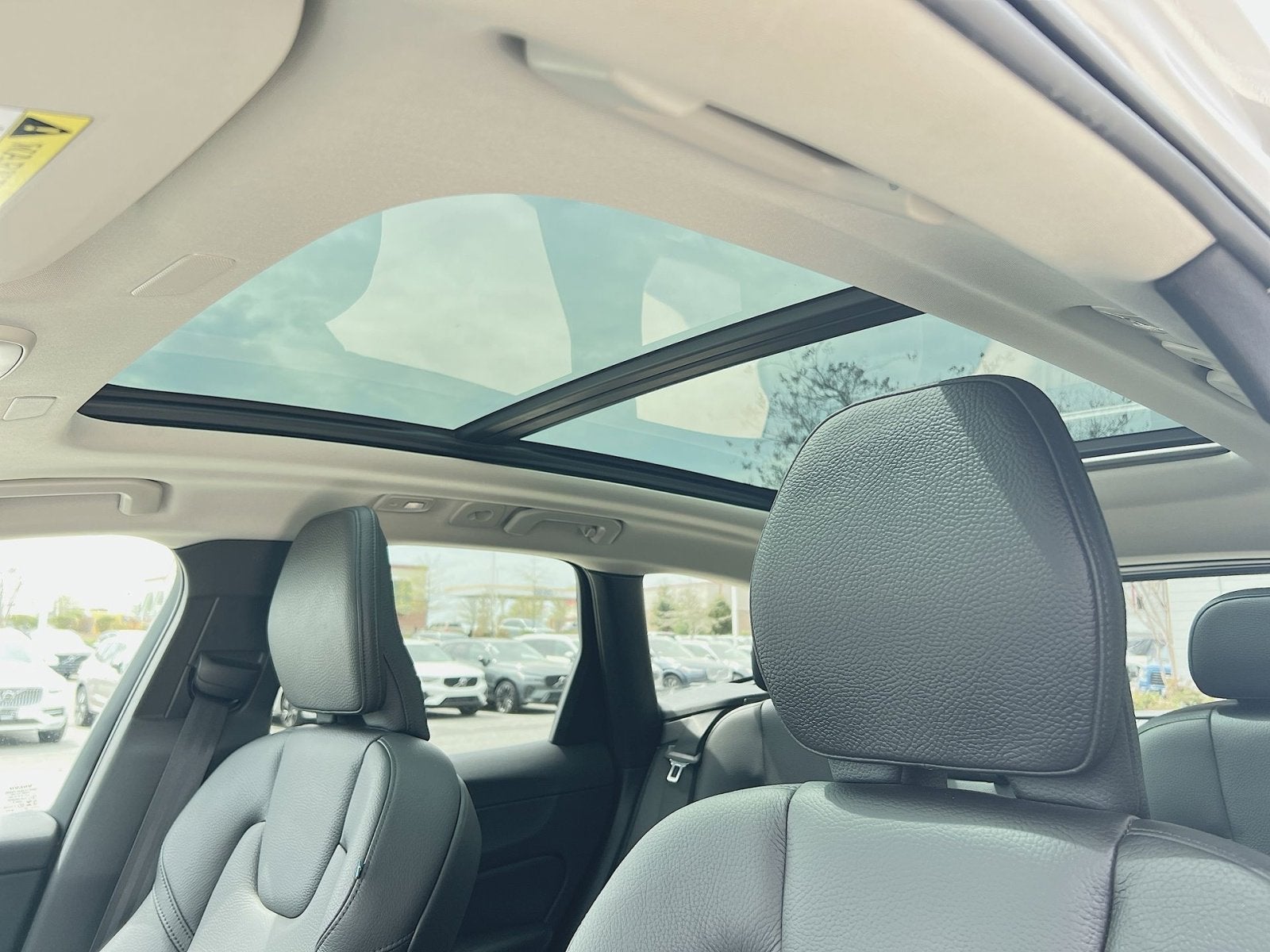 2023 Volvo XC60 B5 Plus Dark Theme