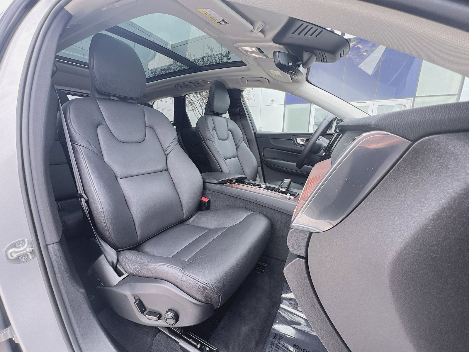 2023 Volvo XC60 B5 Plus Dark Theme