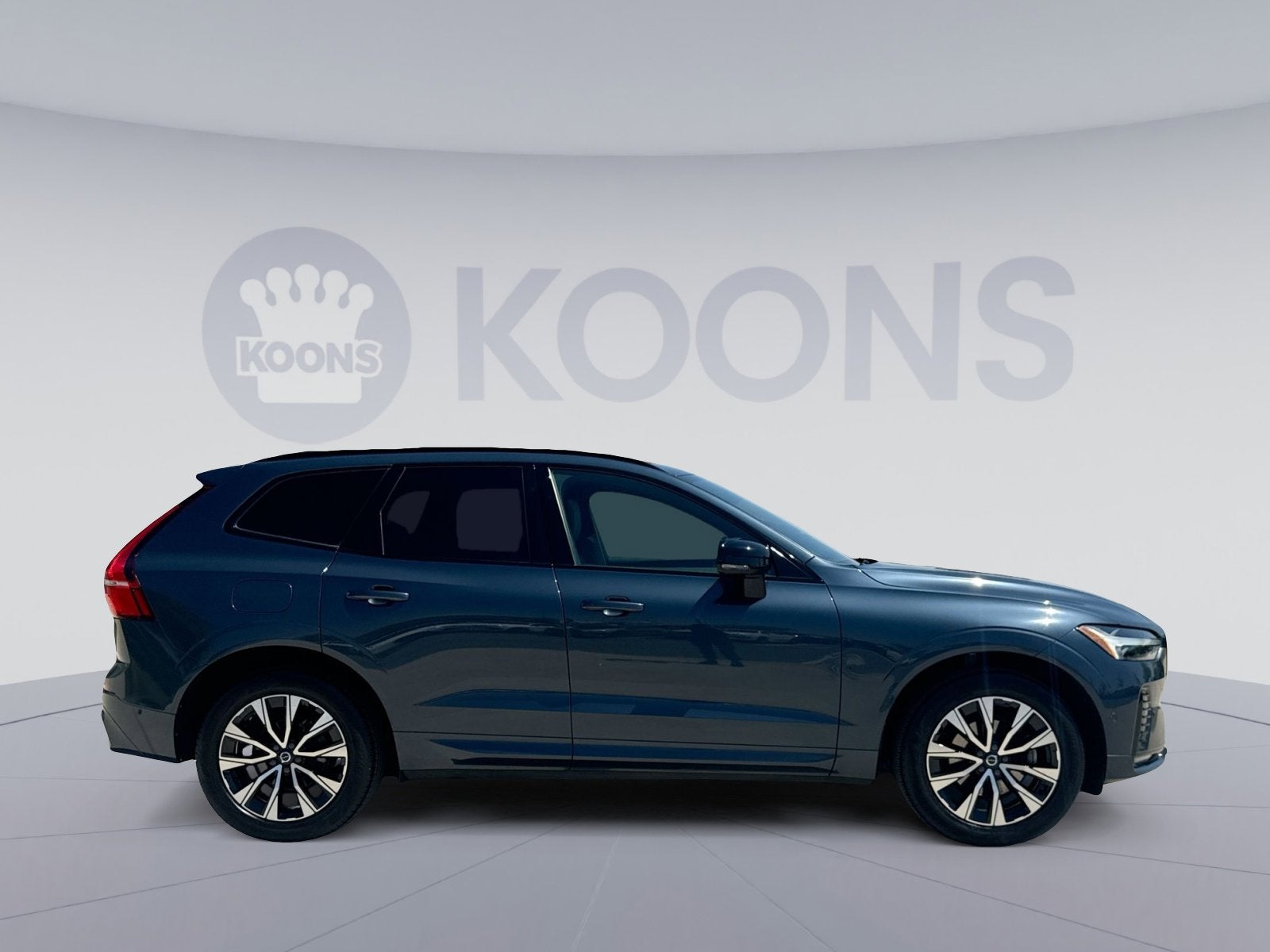 2023 Volvo XC60 B5 Plus Dark Theme