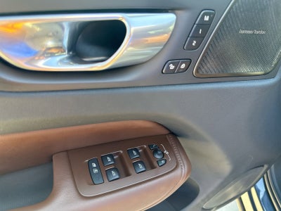 2023 Volvo XC60 B5 Plus Dark Theme