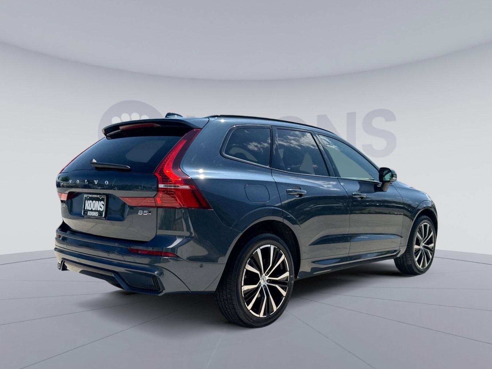 2023 Volvo XC60 B5 Plus Dark Theme