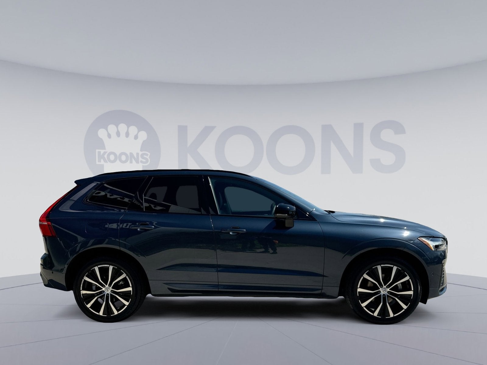 2023 Volvo XC60 B5 Plus Dark Theme