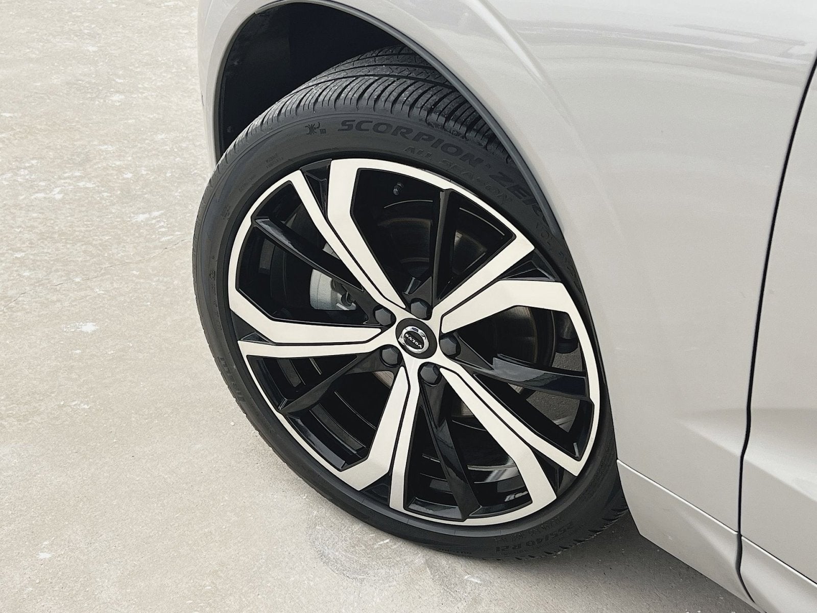 2023 Volvo XC60 B5 Ultimate Dark Theme