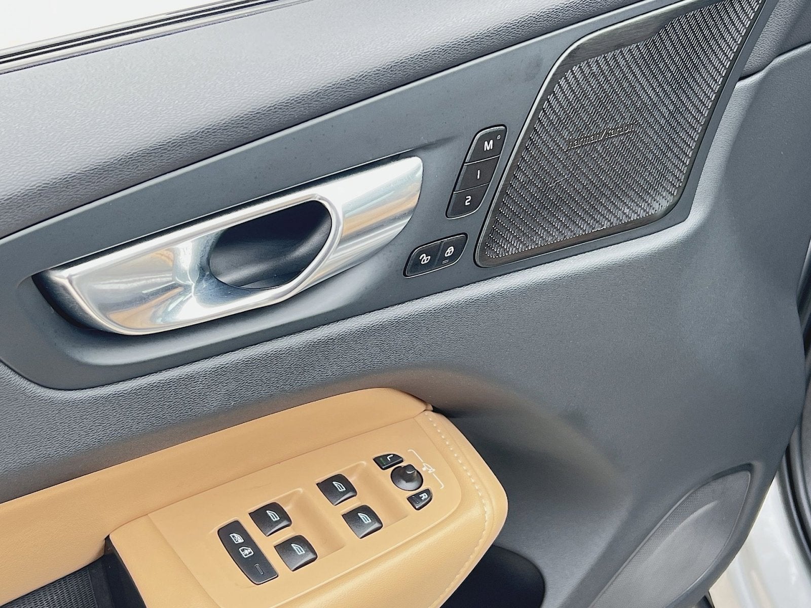 2023 Volvo XC60 B5 Ultimate Dark Theme