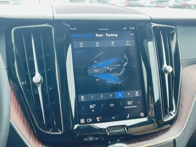 2023 Volvo XC60 B5 Ultimate Dark Theme