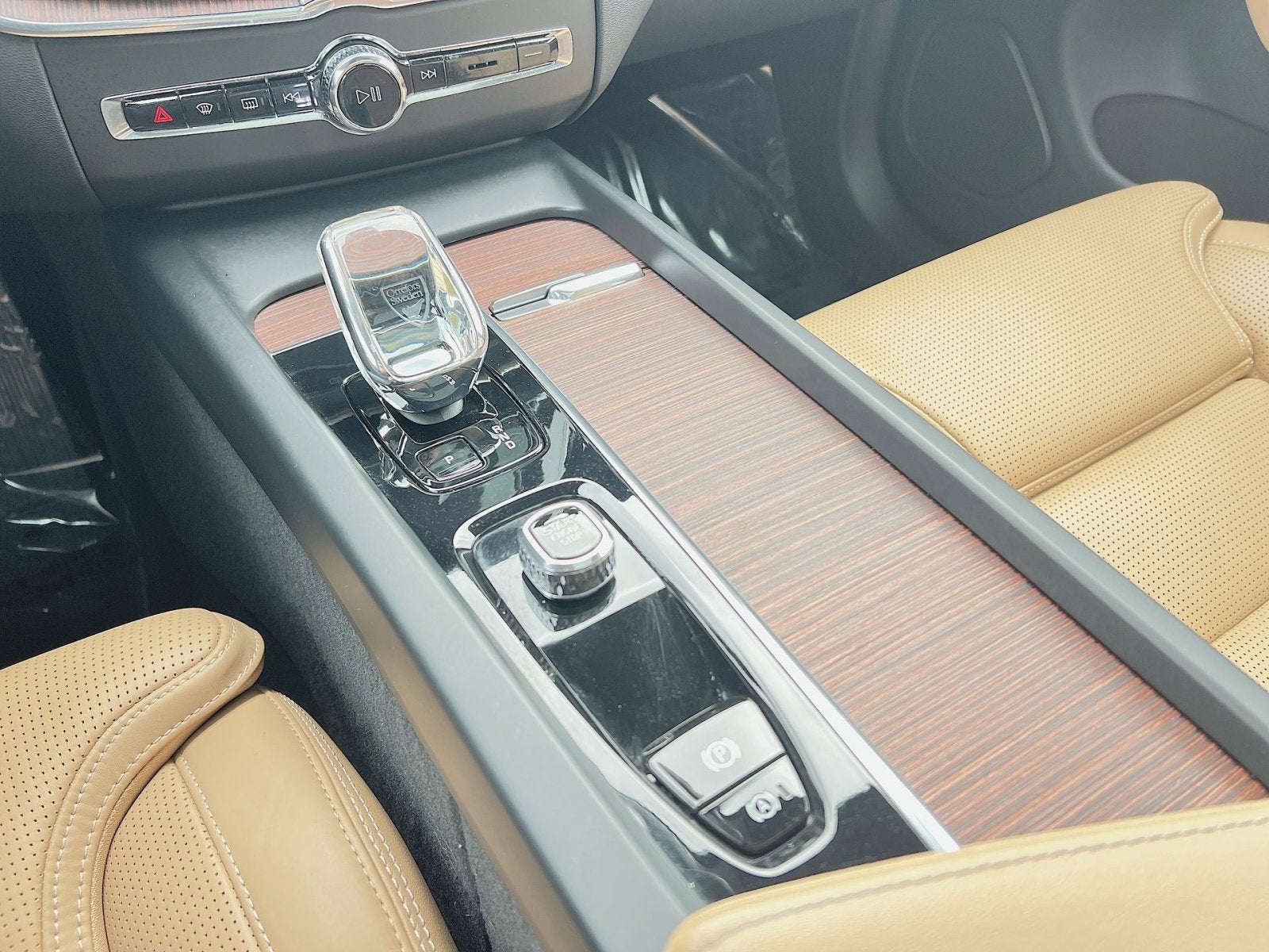 2023 Volvo XC60 B5 Ultimate Dark Theme