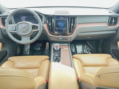 2023 Volvo XC60 B5 Ultimate Dark Theme