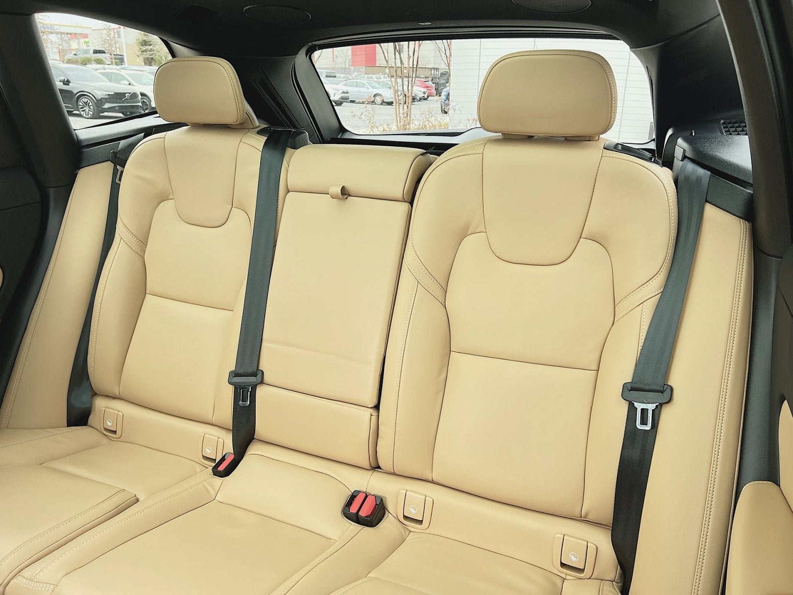 2023 Volvo XC60 B5 Ultimate Dark Theme