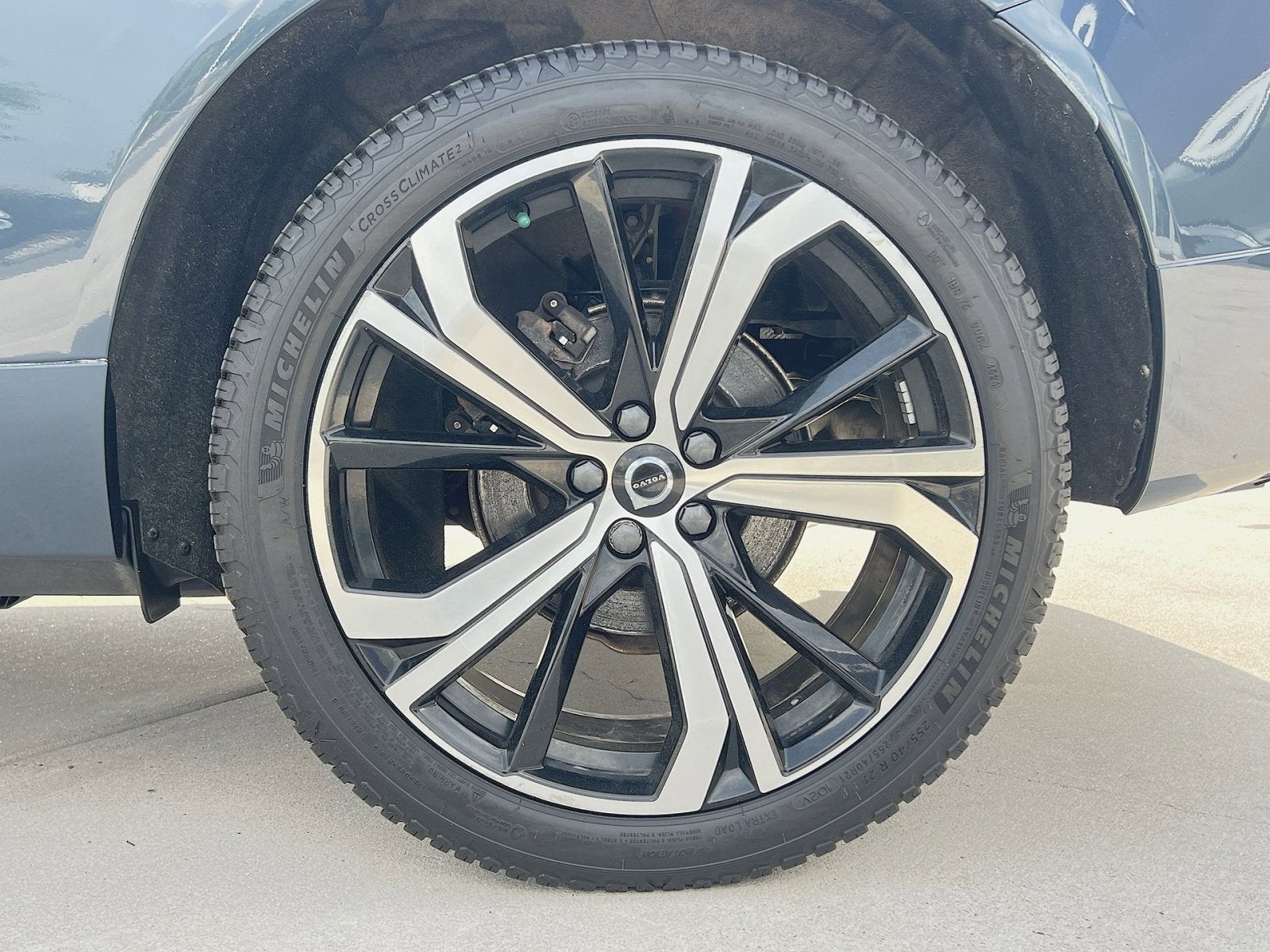 2023 Volvo XC60 B5 Ultimate Dark Theme