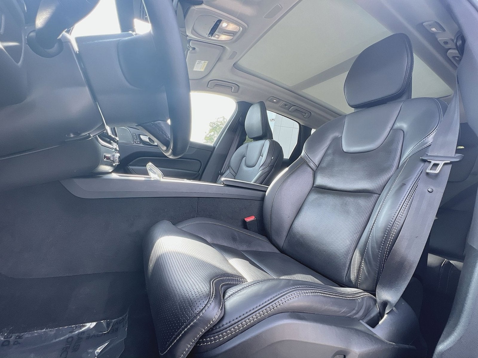 2023 Volvo XC60 B5 Ultimate Dark Theme