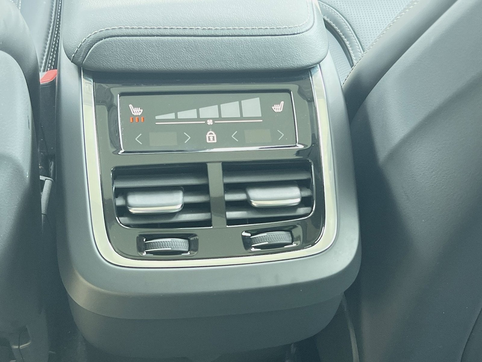 2023 Volvo XC60 B5 Ultimate Dark Theme
