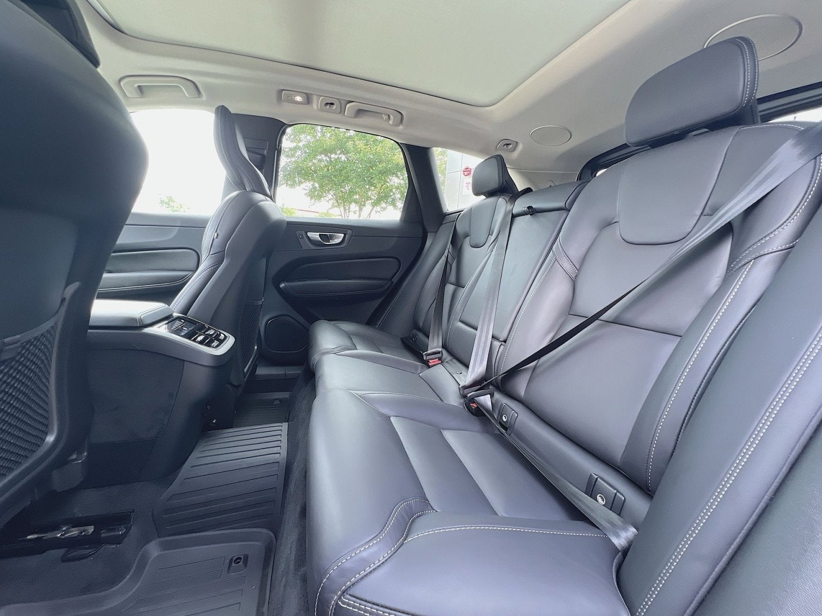 2023 Volvo XC60 B5 Ultimate Dark Theme