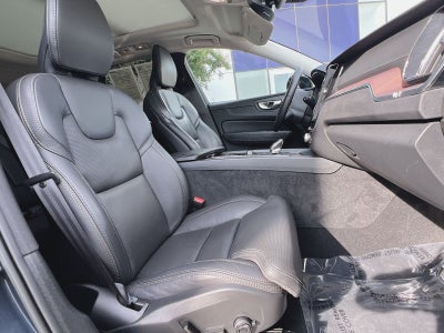 2023 Volvo XC60 B5 Ultimate Dark Theme