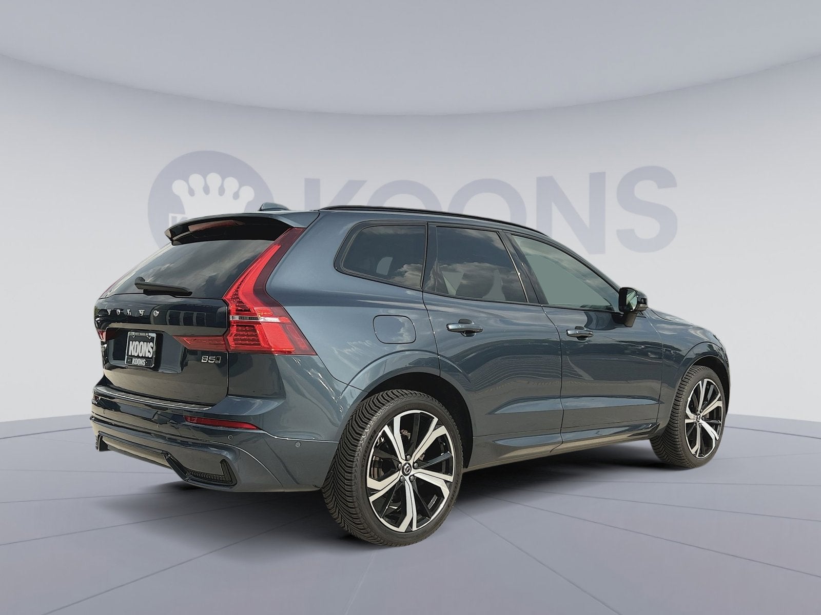 2023 Volvo XC60 B5 Ultimate Dark Theme