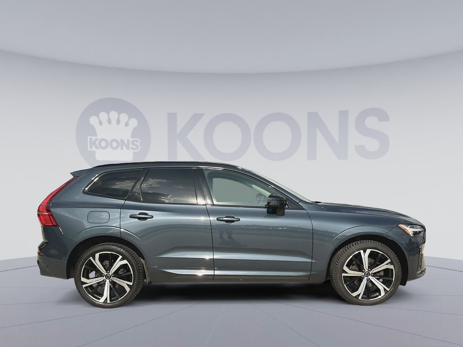 2023 Volvo XC60 B5 Ultimate Dark Theme