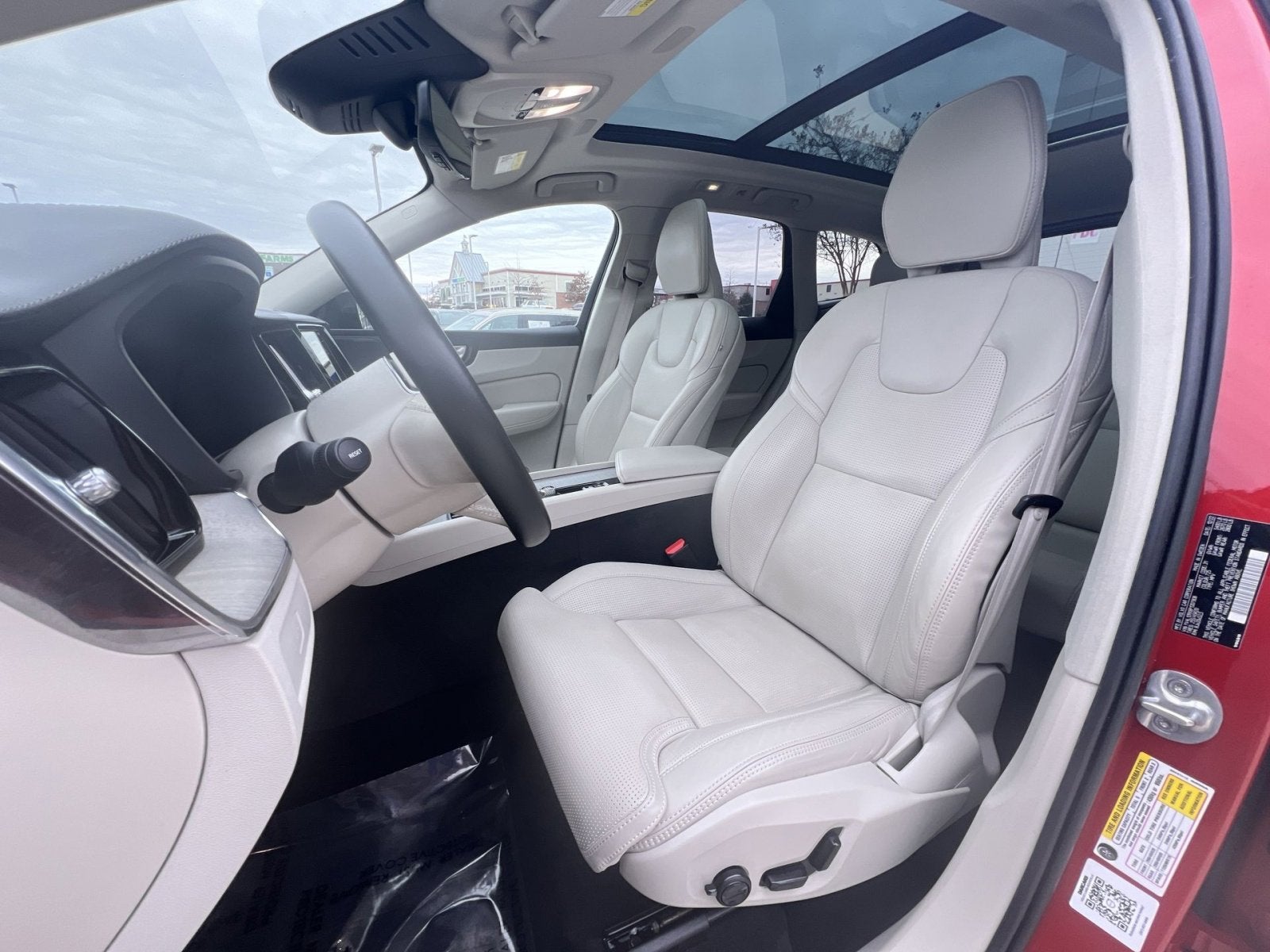 2023 Volvo XC60 B5 Ultimate Dark Theme