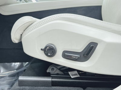 2023 Volvo XC60 B5 Ultimate Dark Theme