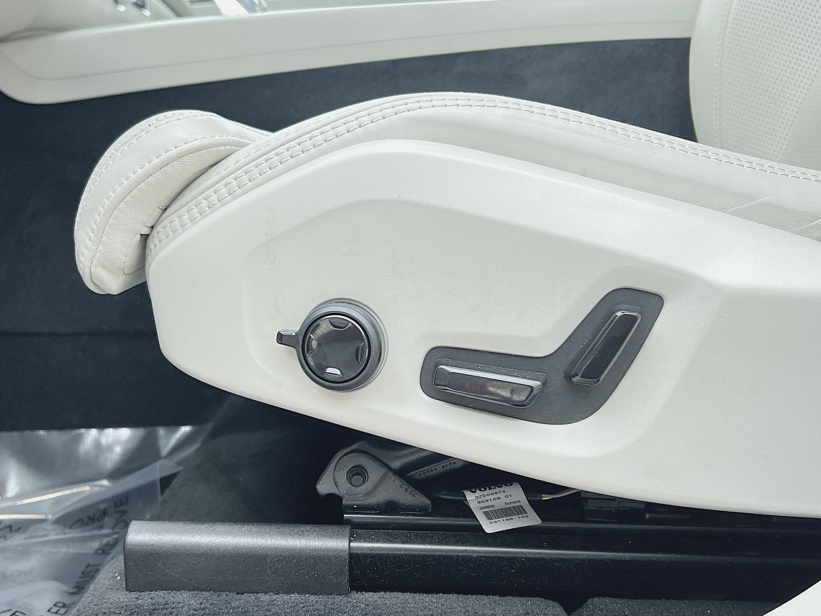 2023 Volvo XC60 B5 Ultimate Dark Theme