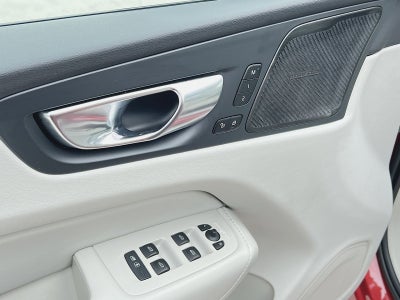 2023 Volvo XC60 B5 Ultimate Dark Theme