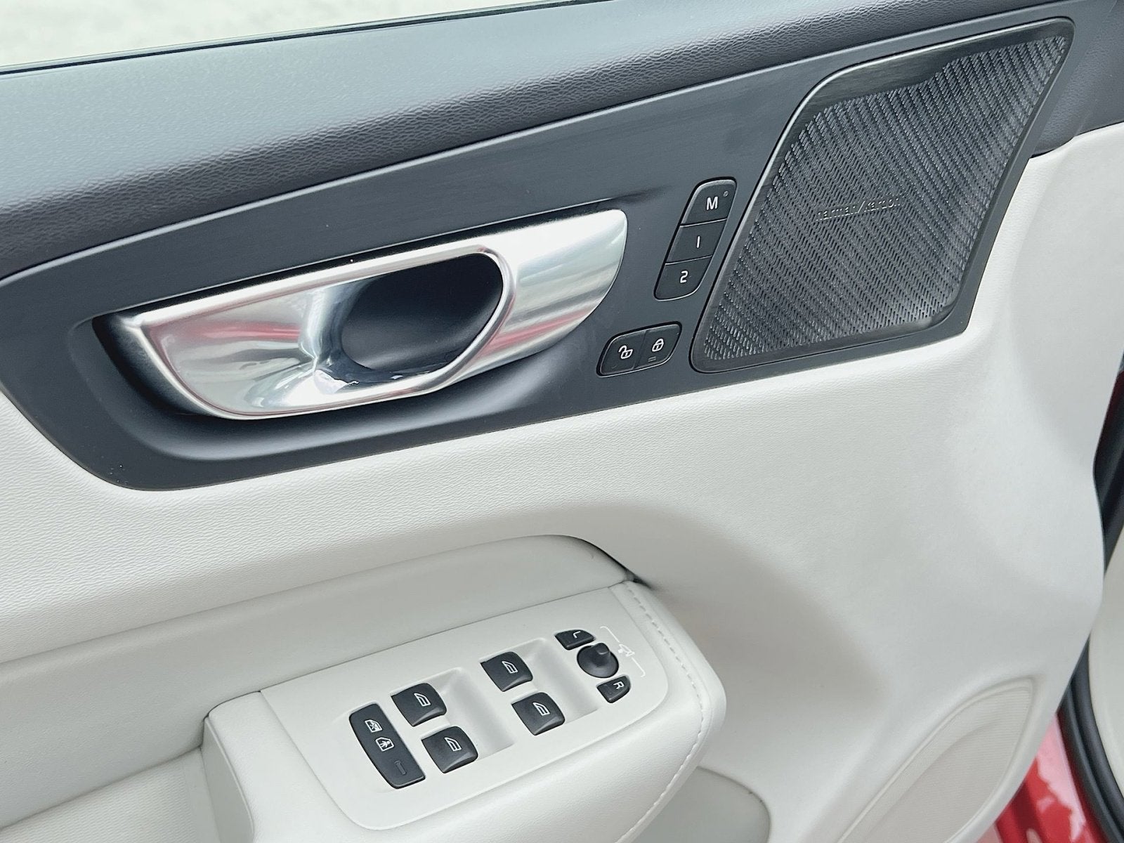 2023 Volvo XC60 B5 Ultimate Dark Theme