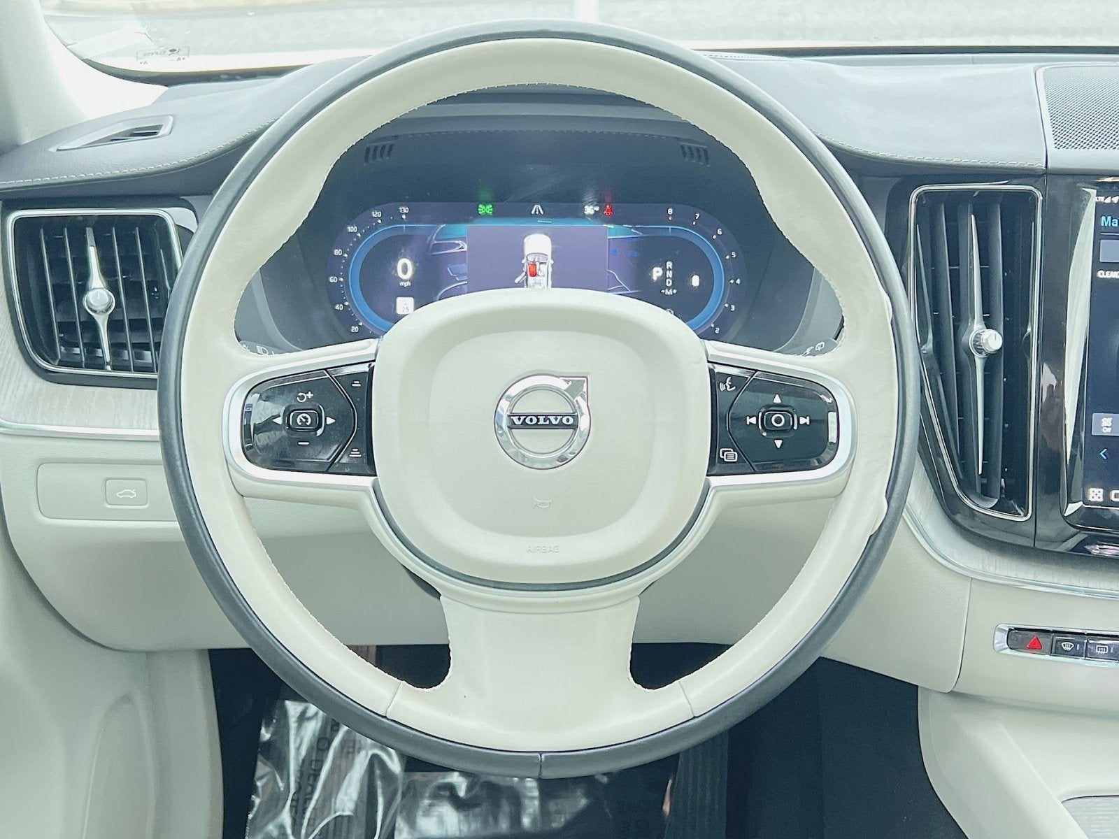 2023 Volvo XC60 B5 Ultimate Dark Theme