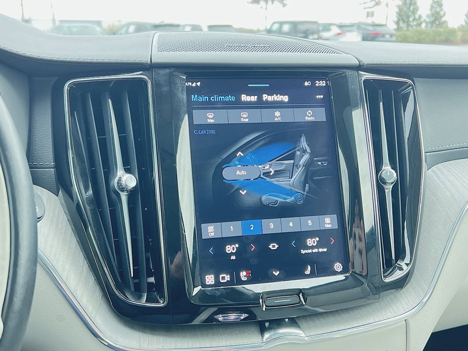 2023 Volvo XC60 B5 Ultimate Dark Theme