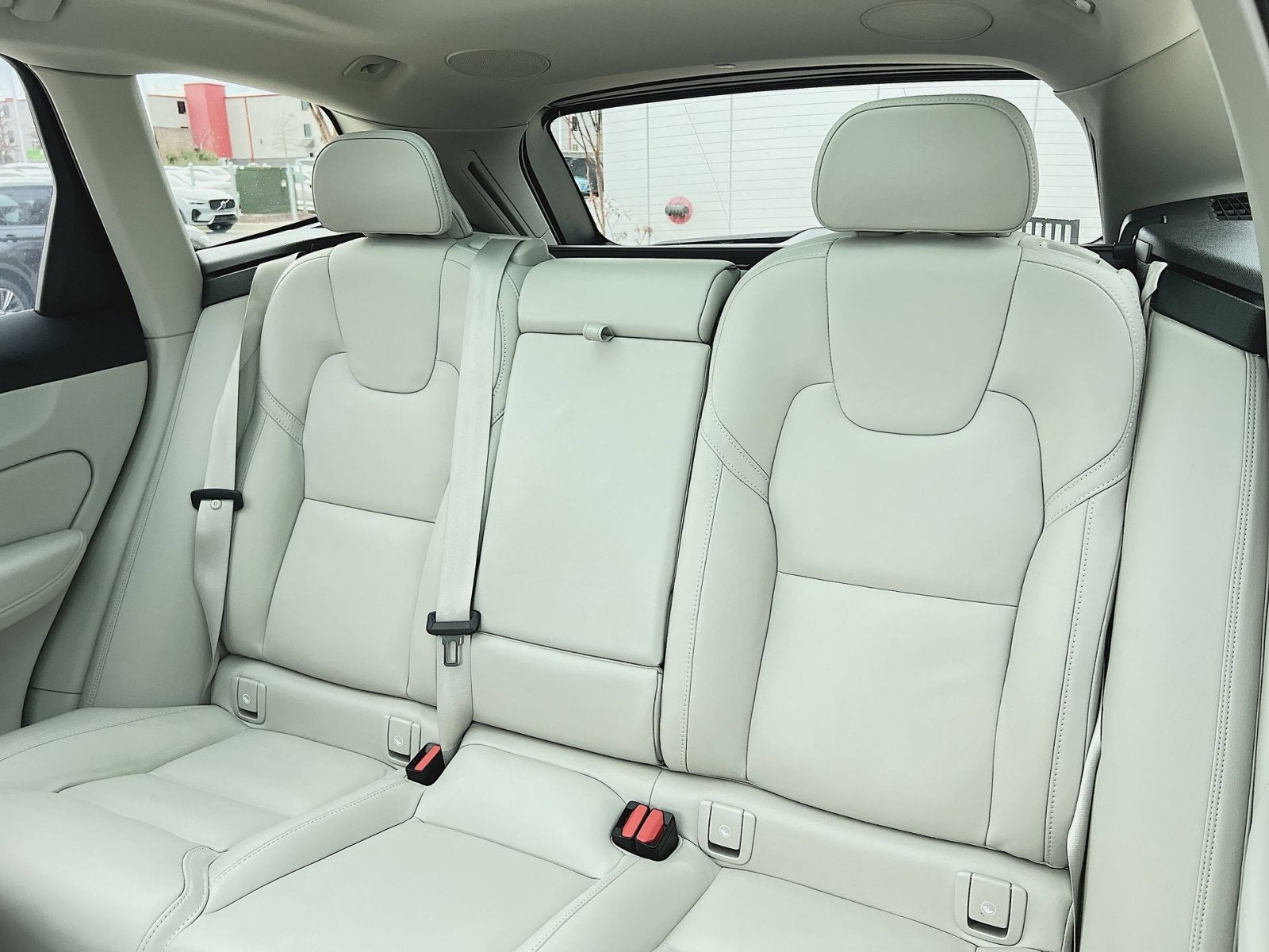 2023 Volvo XC60 B5 Ultimate Dark Theme