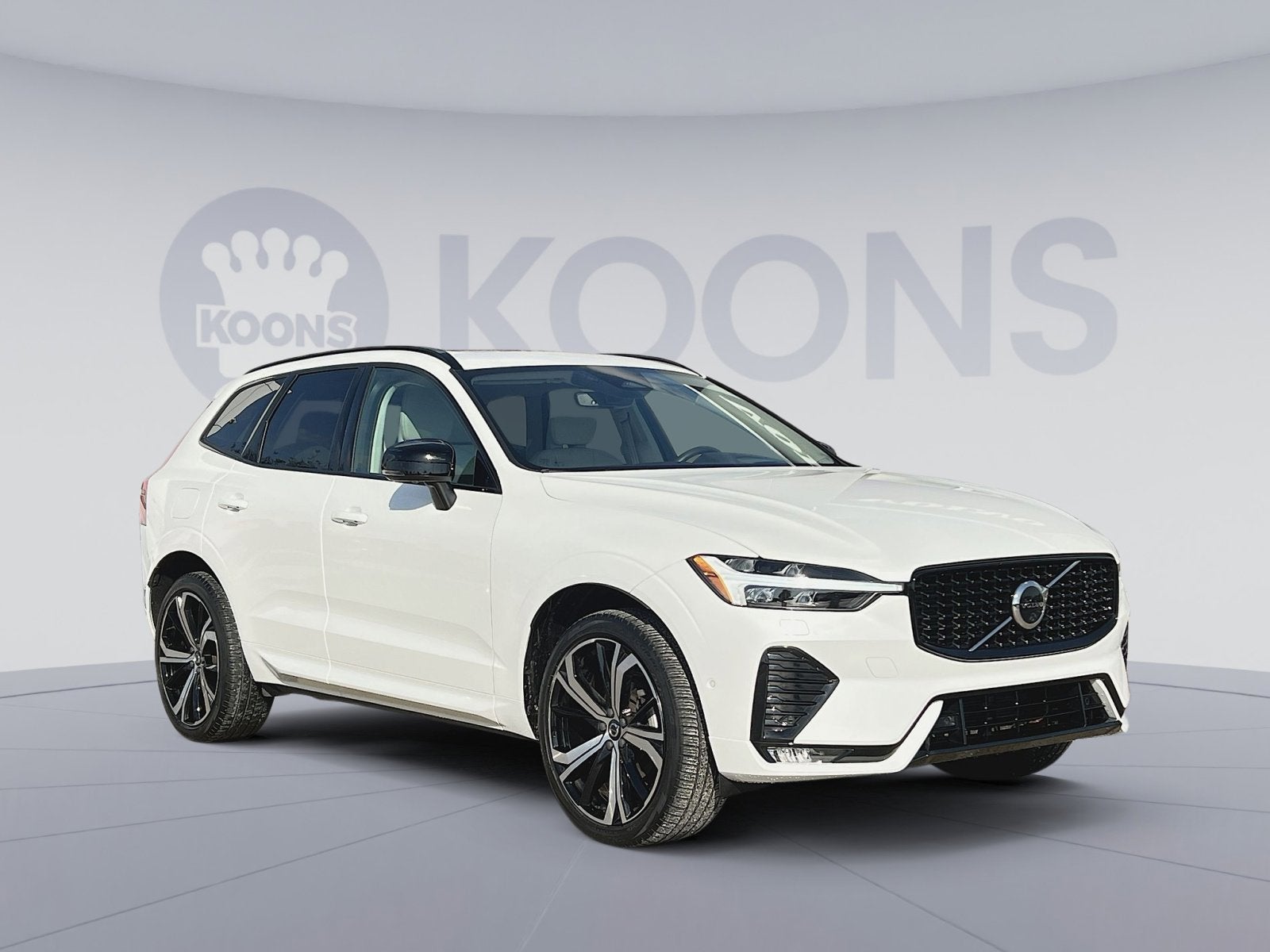 2023 Volvo XC60 B5 Ultimate Dark Theme