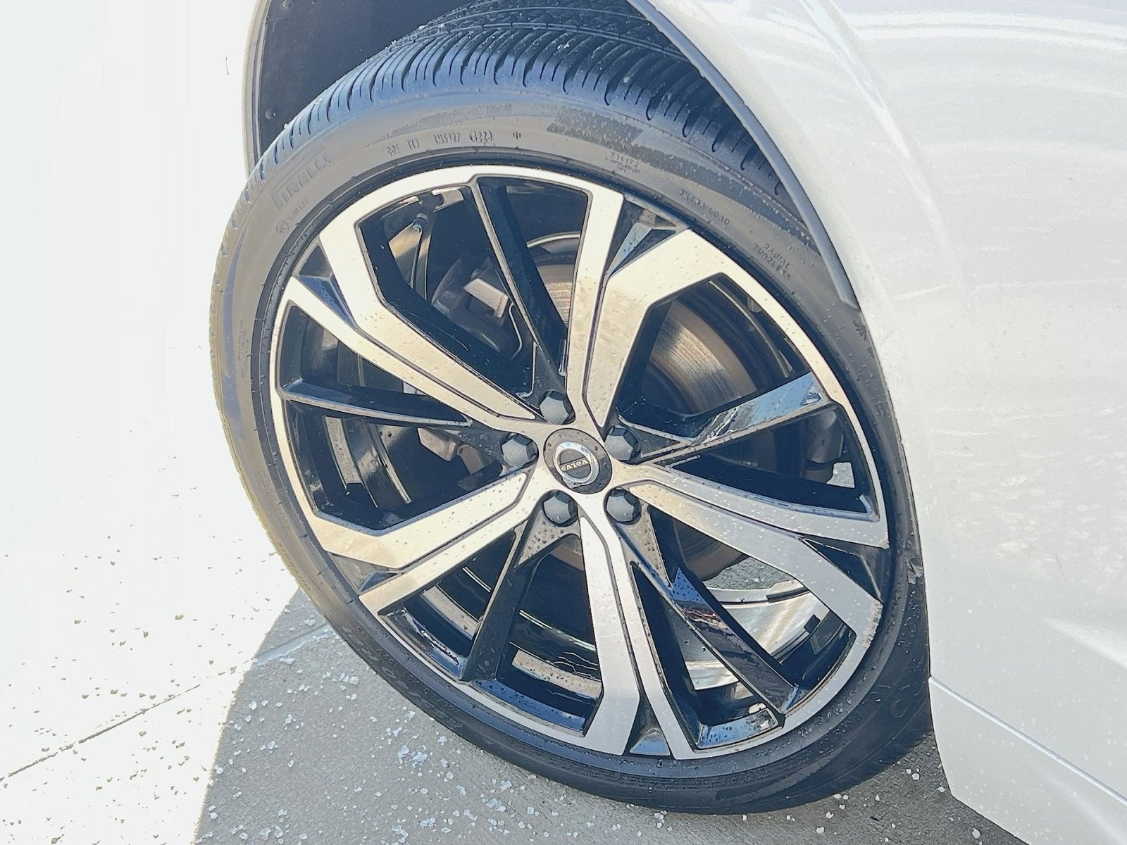 2023 Volvo XC60 B5 Ultimate Dark Theme