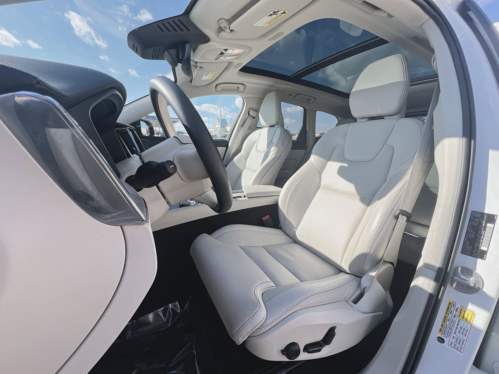 2023 Volvo XC60 B5 Ultimate Dark Theme