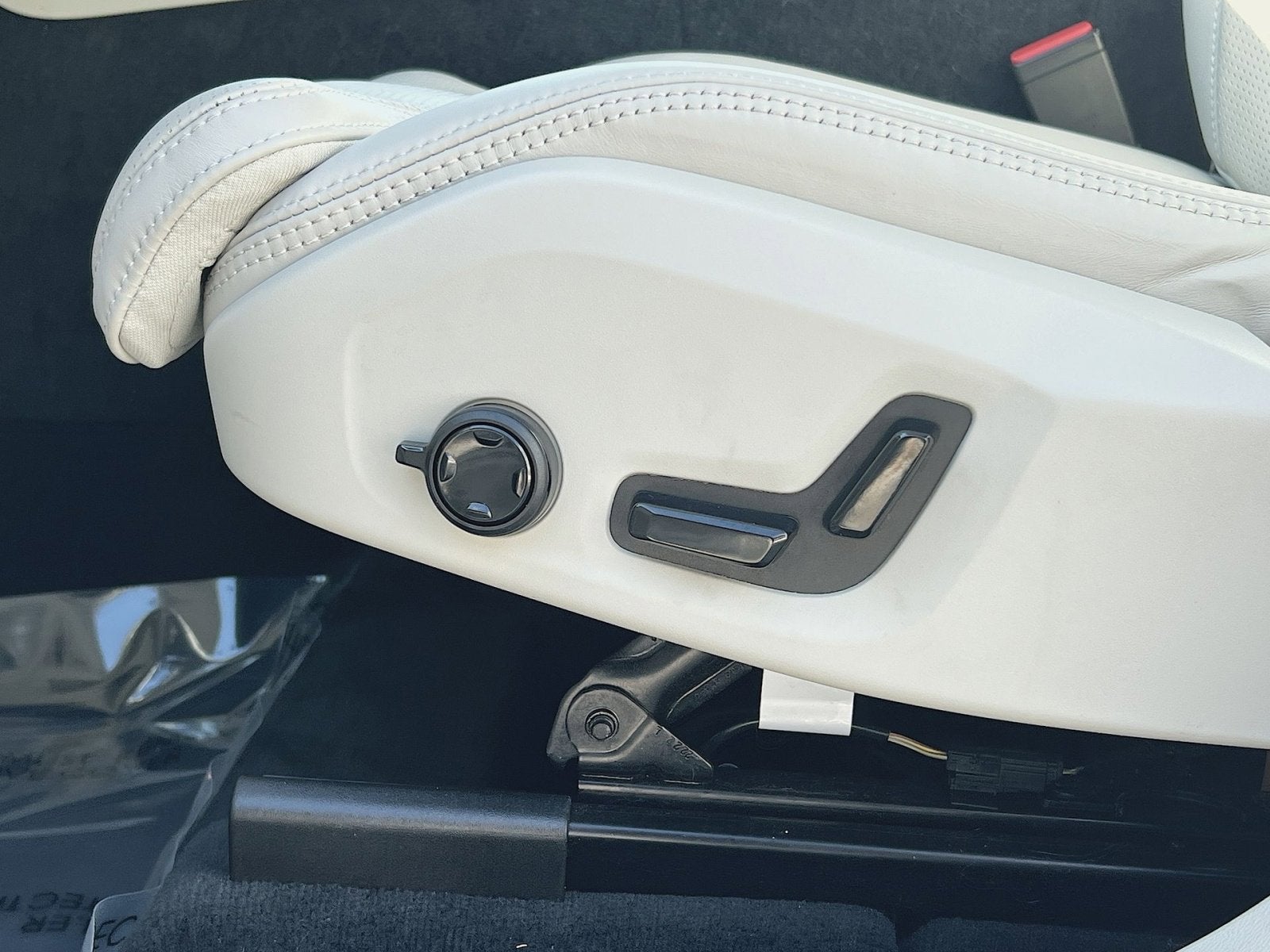 2023 Volvo XC60 B5 Ultimate Dark Theme